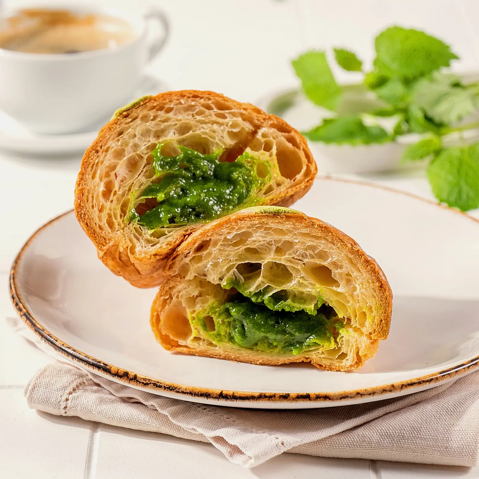 Круассан с фисташковой начинкой 80г