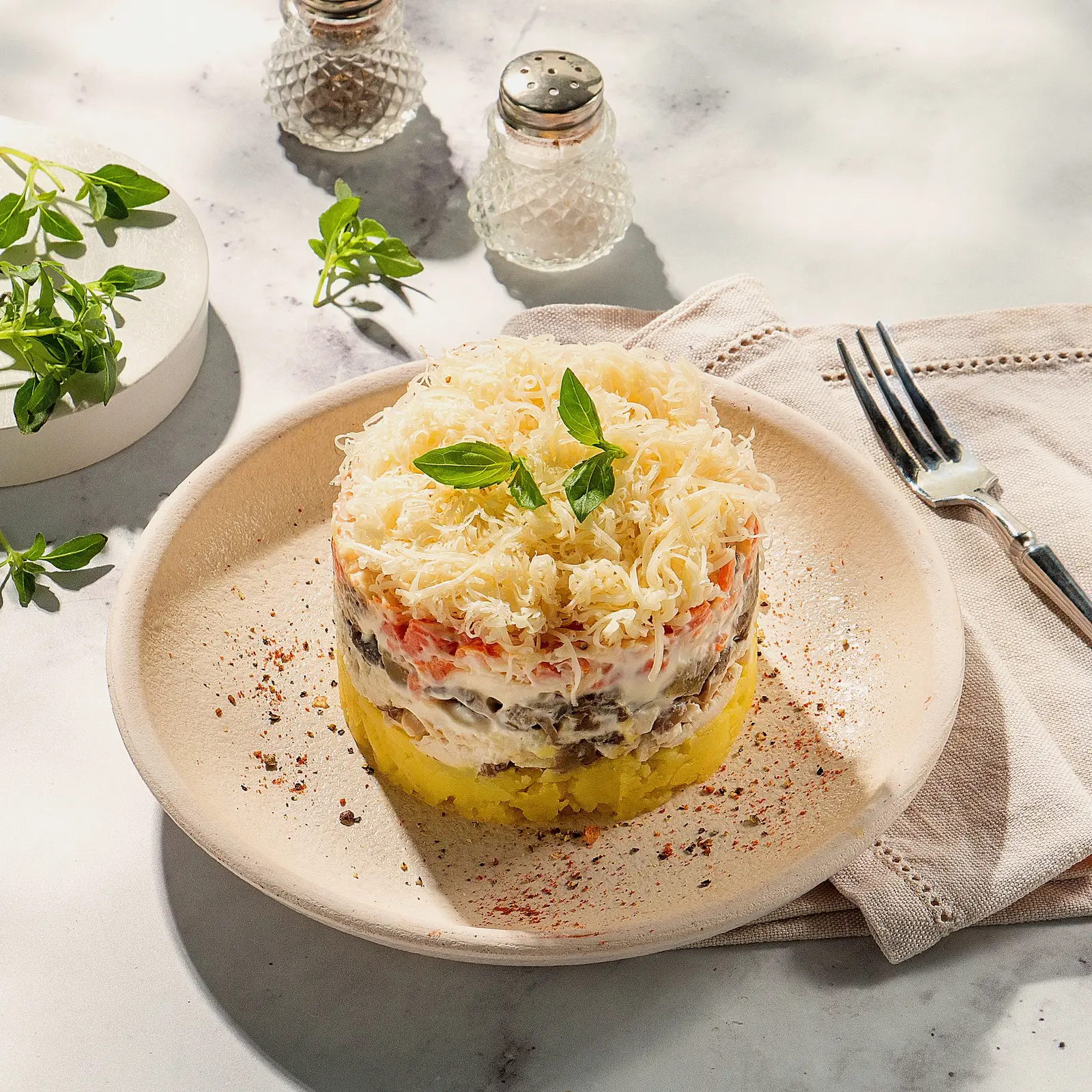 Салат с курицей и грибами 180г