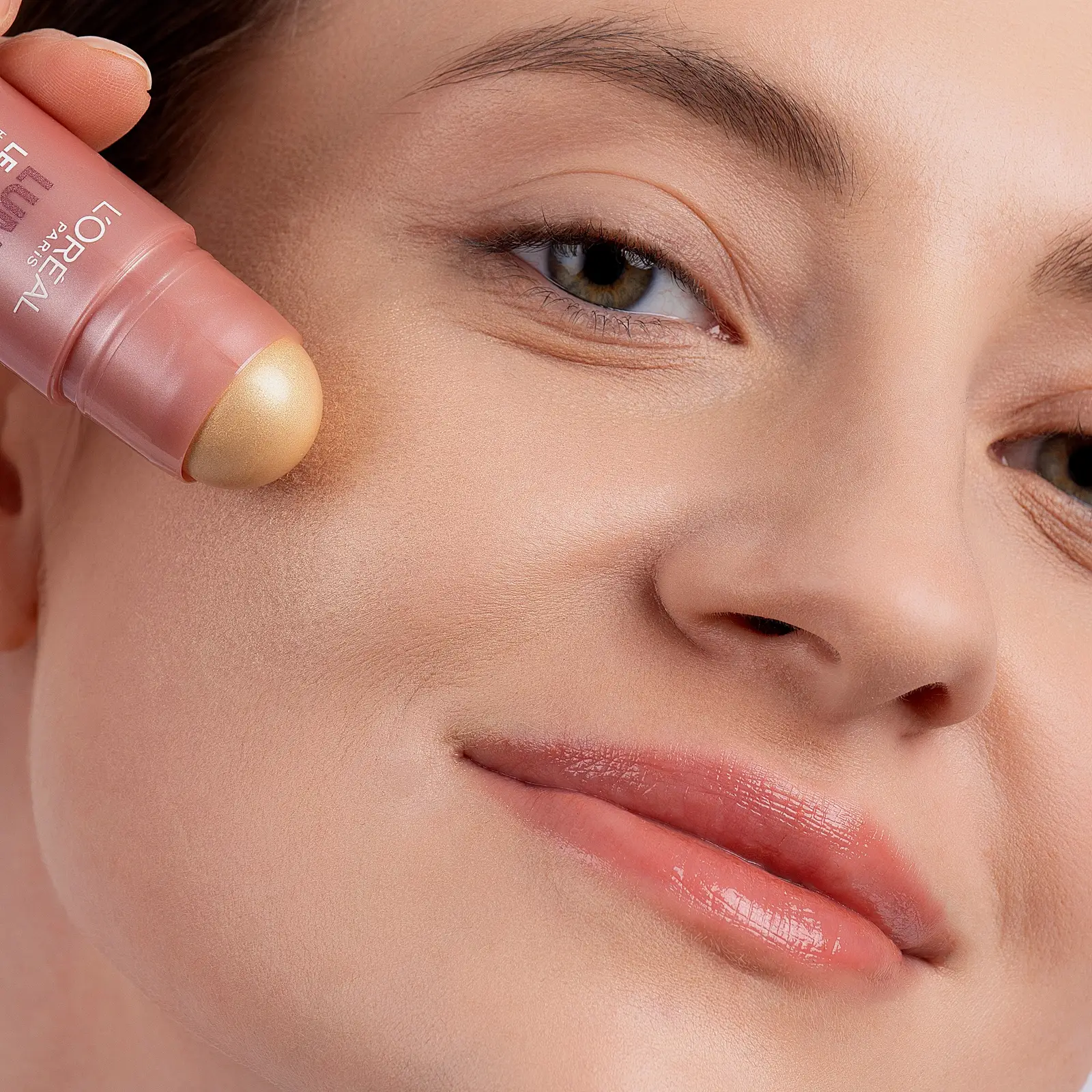 Хайлайтер-стик для лица с эффектом влажного сияния тон 635 L’Oréal Paris Lumi Le Glow
