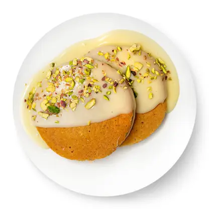 Изображение товара Банановые панкейки с соусом из белого шоколада и фисташкой 180г