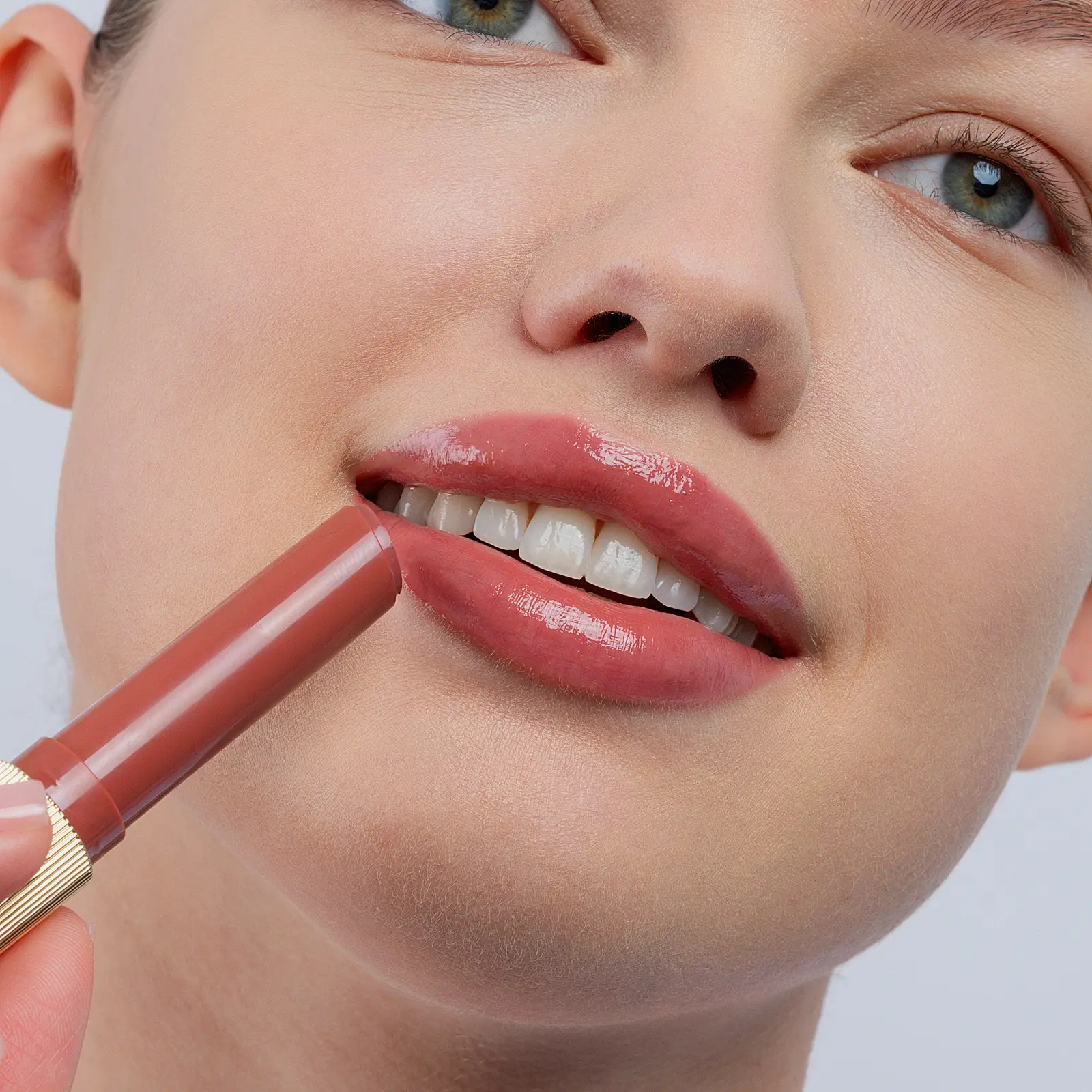 Помада-бальзам для губ La La Laque тон 05 Vivienne Sabo