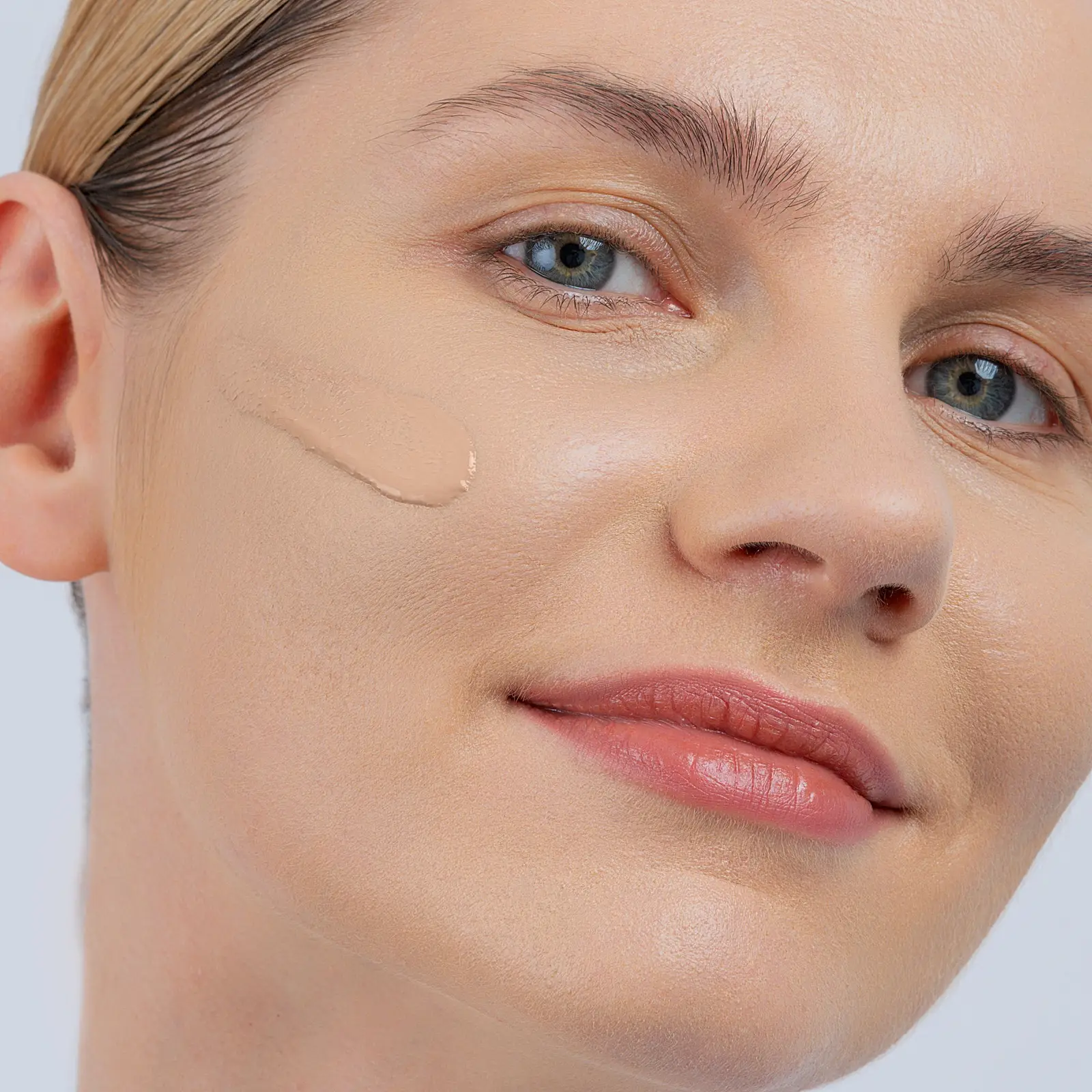 Увлажняющая тональная основа для лица Ocean тон 03 Vivienne Sabo