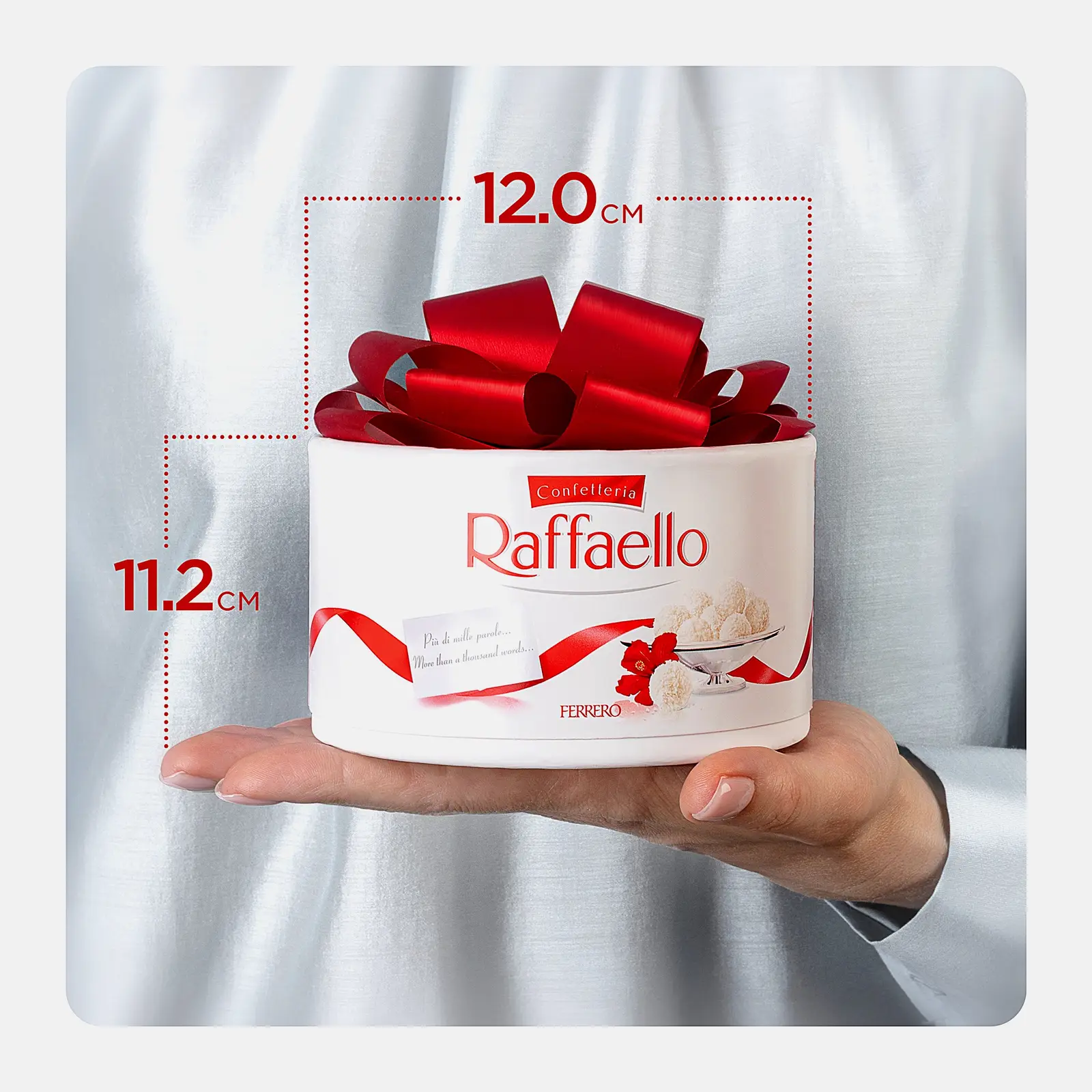 Конфеты с цельным миндальным орехом в кокосовой обсыпке Raffaello 100г