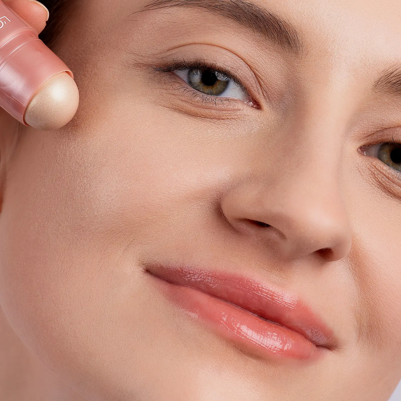 Хайлайтер-стик для лица с эффектом влажного сияния тон 630 L’Oréal Paris Lumi Le Glow