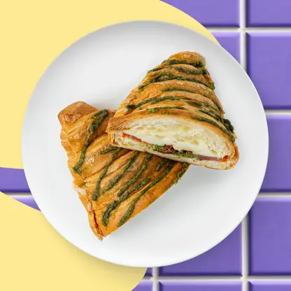 Изображение товара Круассан с моцареллой, томатом и соусом песто 140г