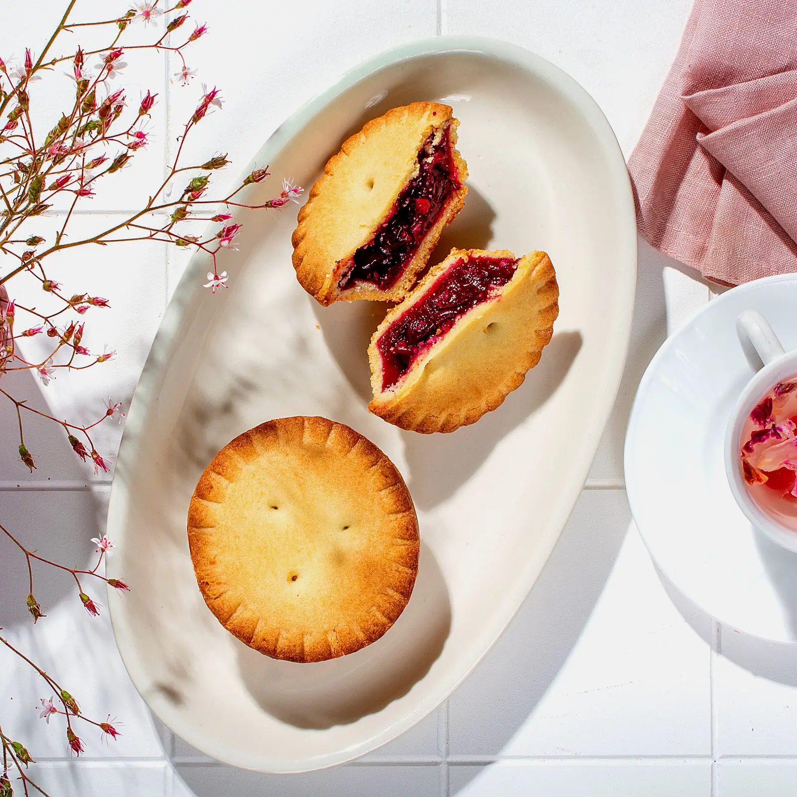 Изображение товара Кекс Ягодное лукошко с вишней Хлебный дом 140г натуральное выпечка вкусное лакомство