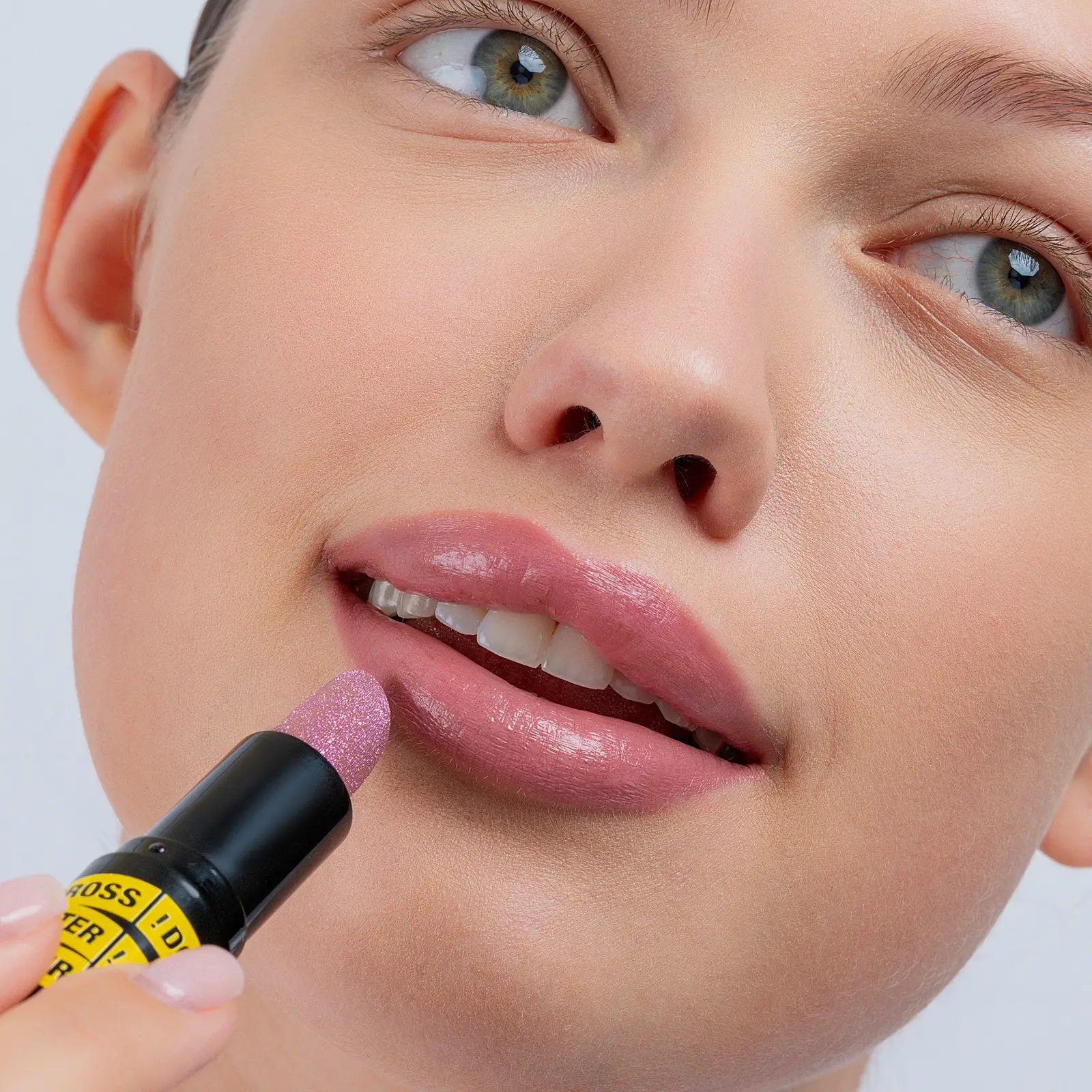 Помада для губ с глиттером GlitterCrime тон 01 Beauty Bomb