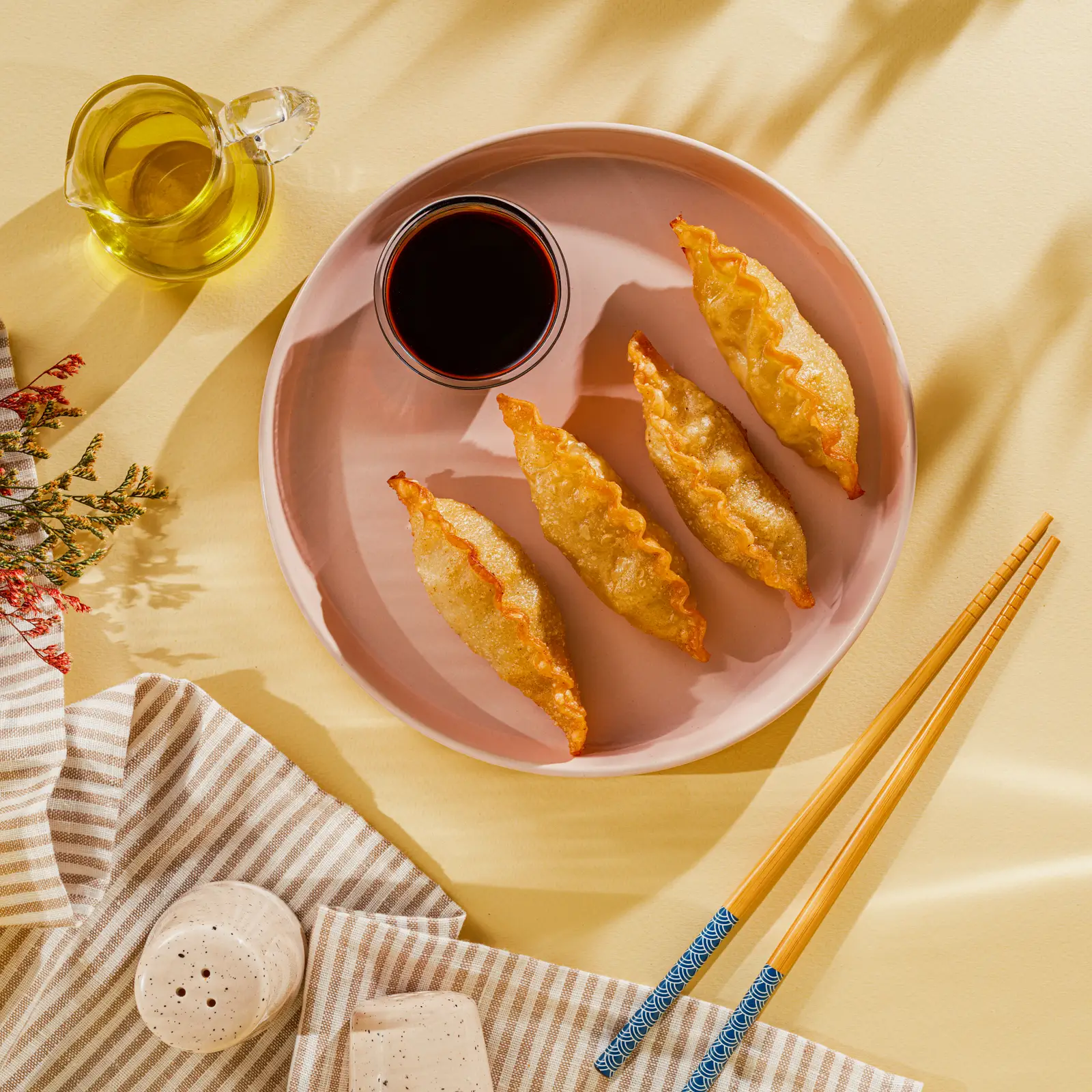 Изображение товара Дамплинги жареные с курицей и овощами с соусом 130г