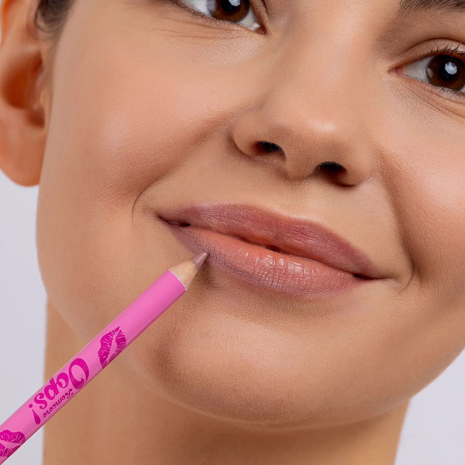 Карандаш для губ Oops Beauty Bomb Romcore тон 05 Лилово-коричневый - фото 4 Карандаш для губ Oops Beauty Bomb Romcore тон 05 Лилово-коричневый - фото 4
