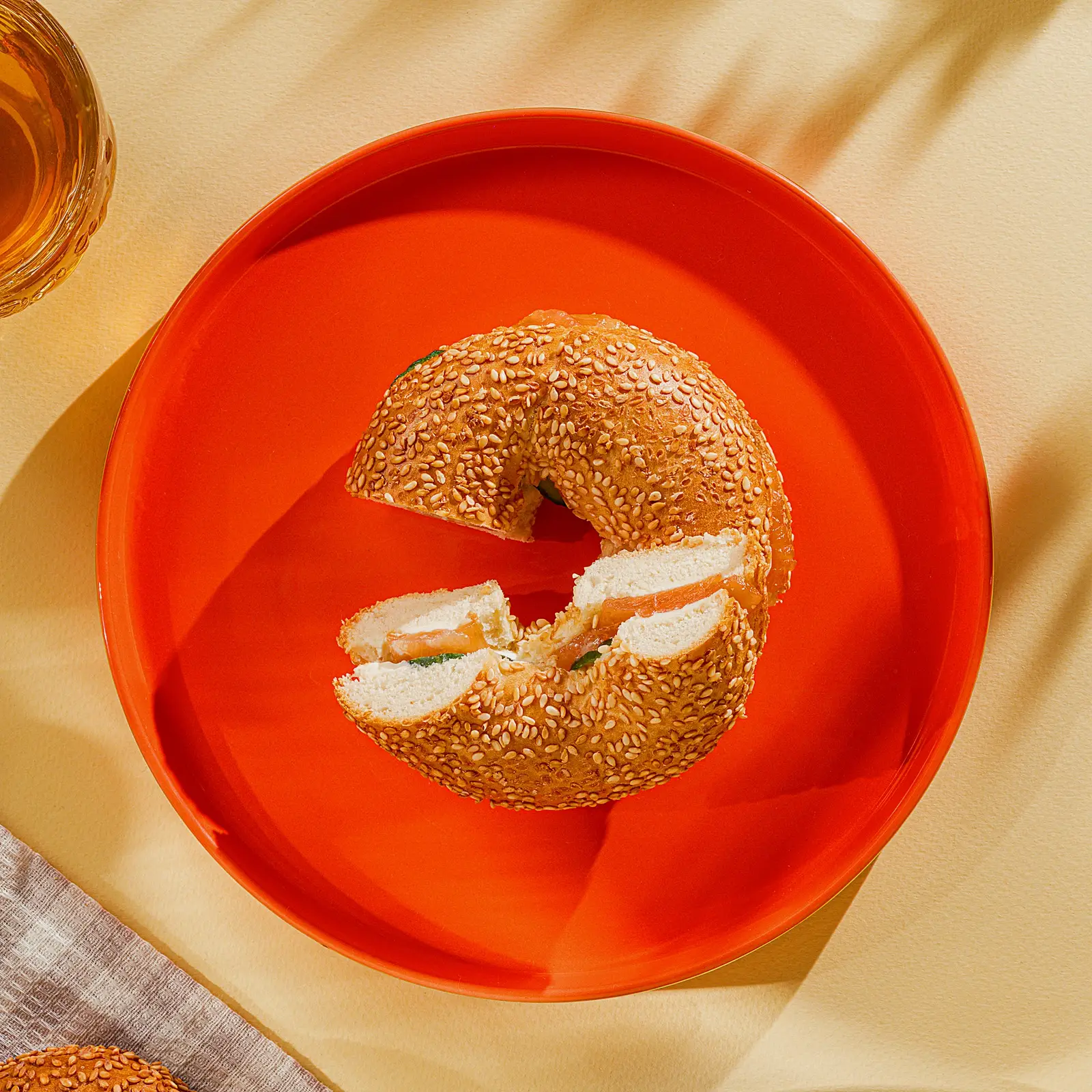 Изображение товара Бейгл Йуми 115г с лососем, сырным соусом и огурцом