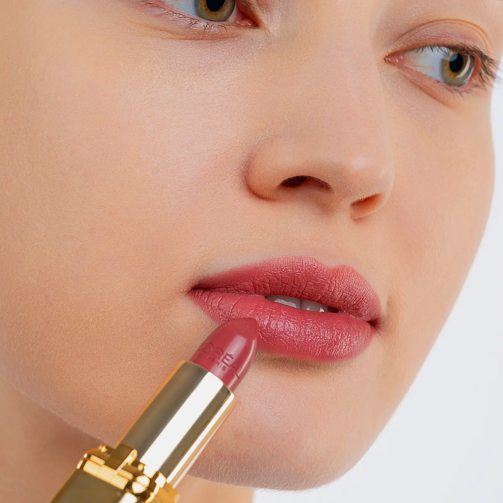 Помада для губ L’Oréal Paris Color Riche Увлажняющая оттенок 302 Розовый лес - фото 6
