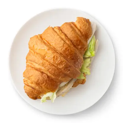 Изображение товара Круассан с курицей и салатом Цезарь 115г