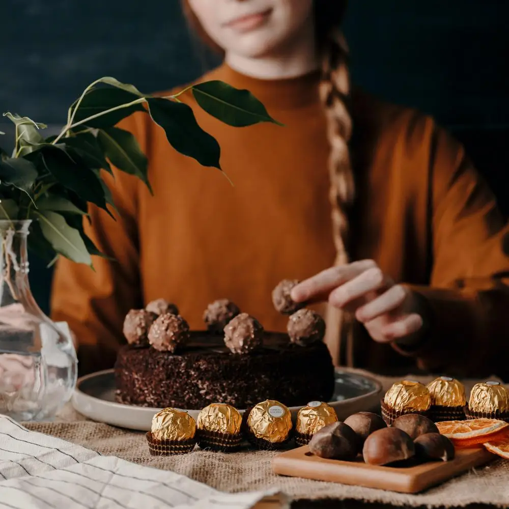 Конфеты Ferrero Rocher хрустящие из молочного шоколада 300г — в каталоге на  сайте сети Магнит | Краснодар