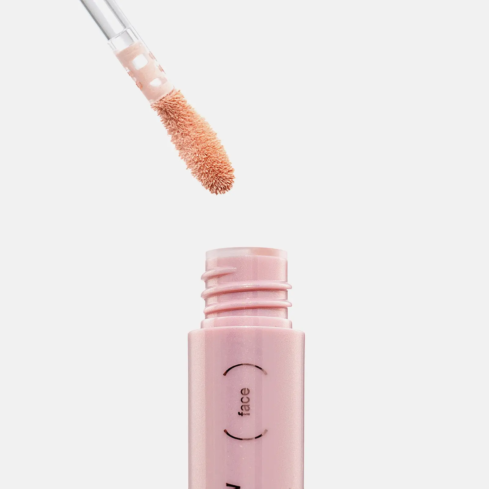 Консилер с эффектом сияния тон 01 Слоновая кость Way To Glow Divage - фото 4