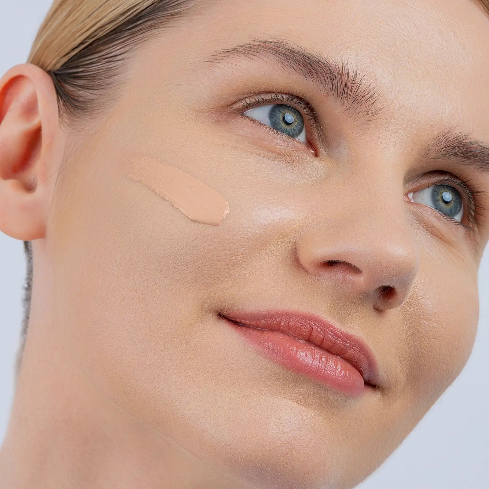 Увлажняющая тональная основа для лица Ocean тон 02 Vivienne Sabo