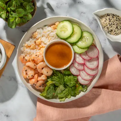 Изображение товара Боул со скрэмбл салатом и креветками М Кухня 220г