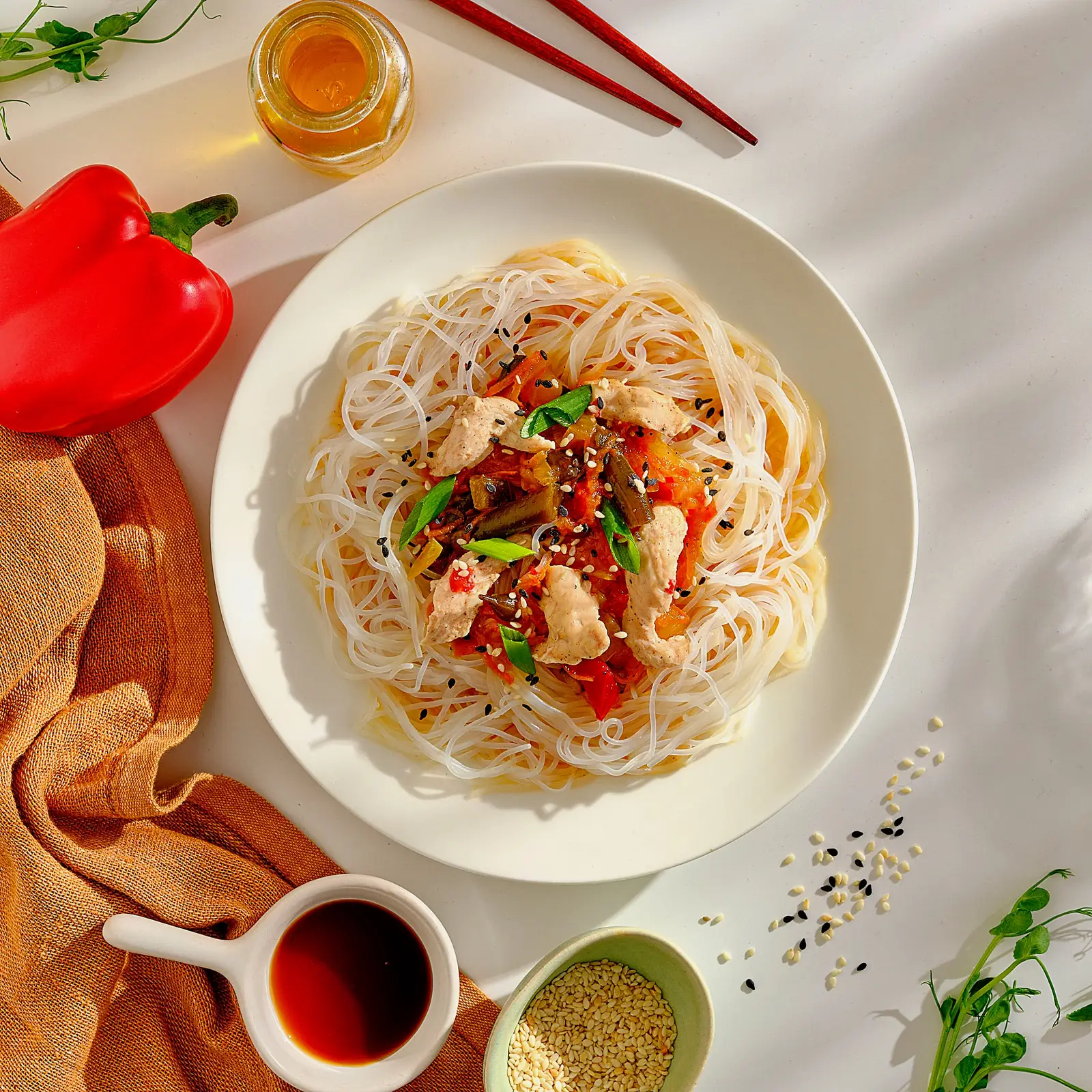 Изображение товара Вок с курицей и овощами М Кухня 300г - готовое блюдо из лапши с курицей и овощами