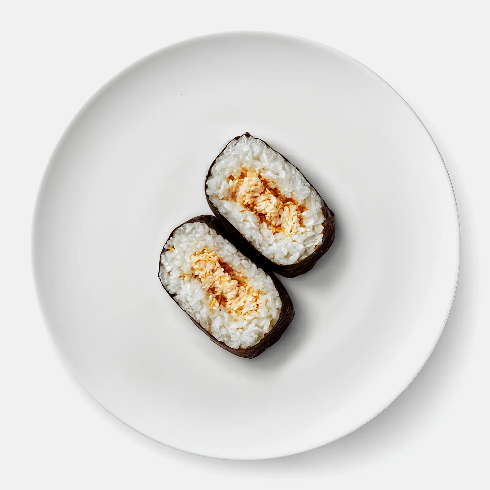 Изображение товара Онигири с тунцом и соусом спайси 110г японская закуска в лотке