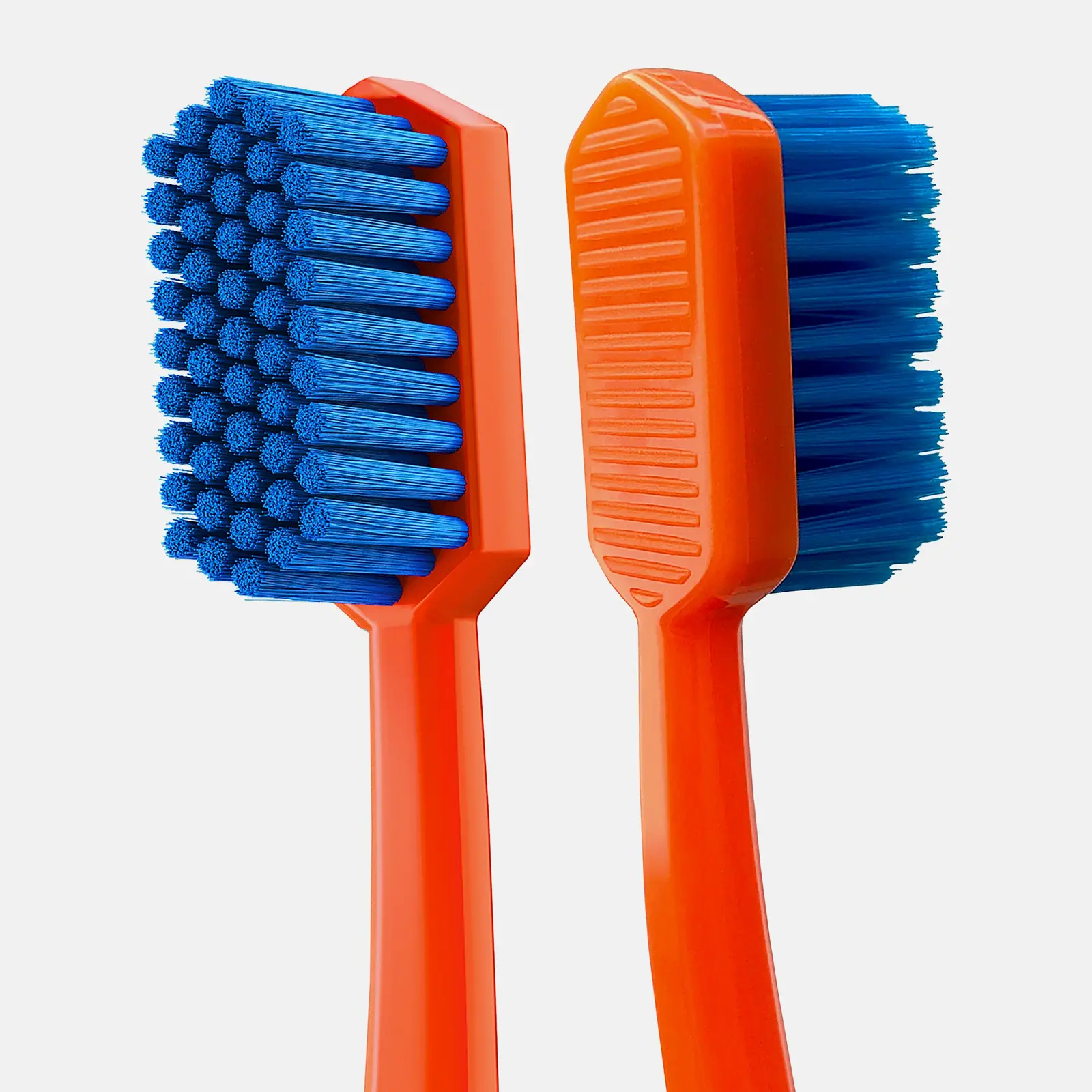 Зубная щетка Colgate Neo средней жесткости в ассортименте