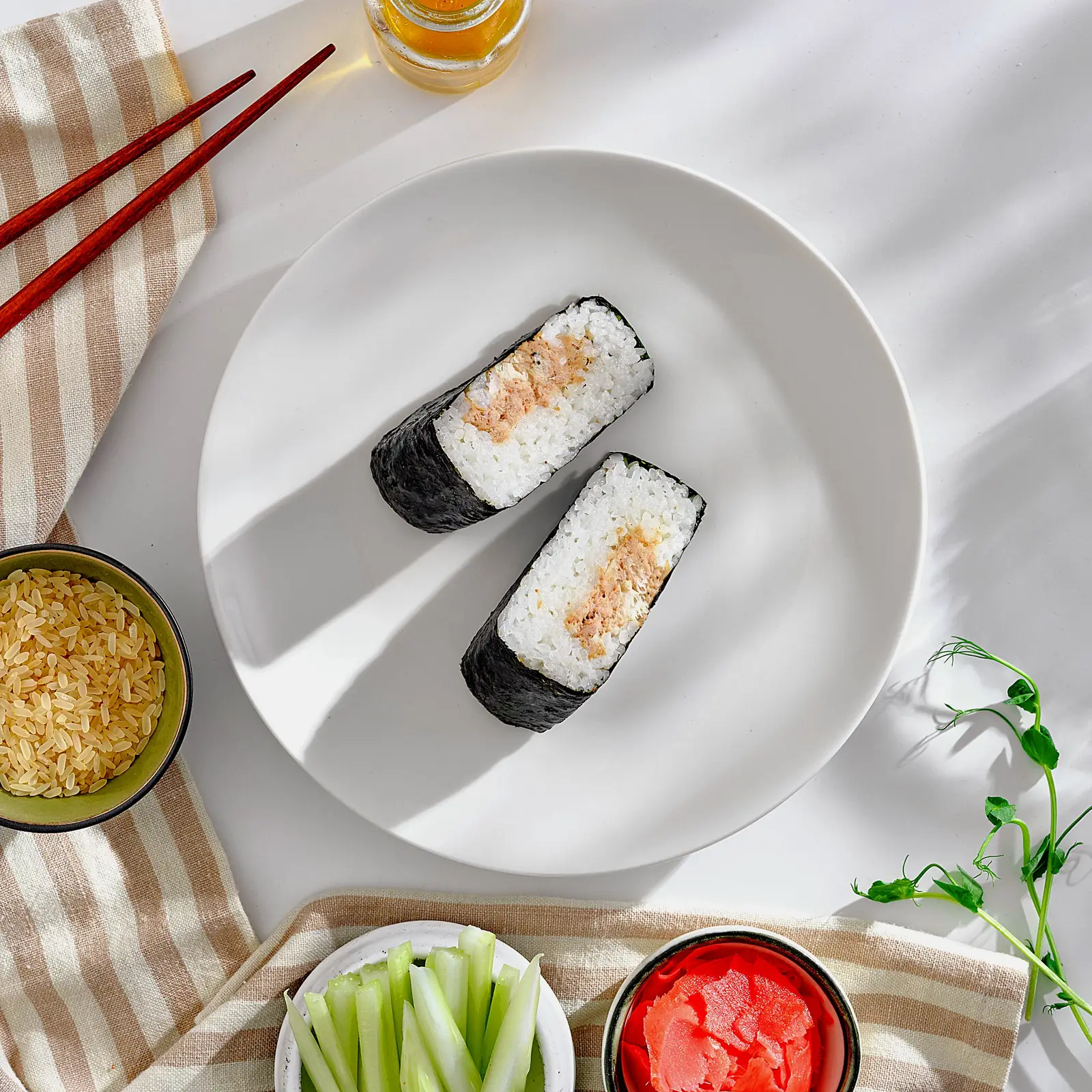 Изображение товара Онигири Тунец 120г японский рисовый шар с тунцом в нори