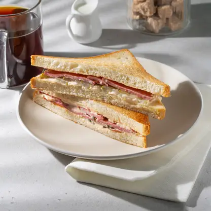 Изображение товара Сэндвич с колбасой М Кухня 140г