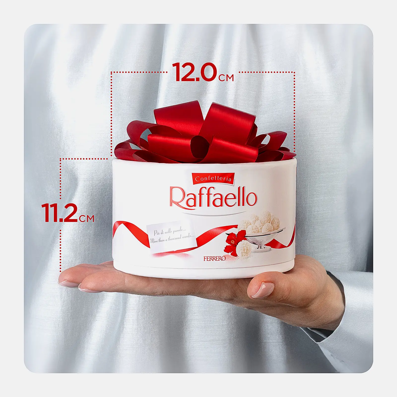 Конфеты с цельным миндальным орехом в кокосовой обсыпке Raffaello 100г