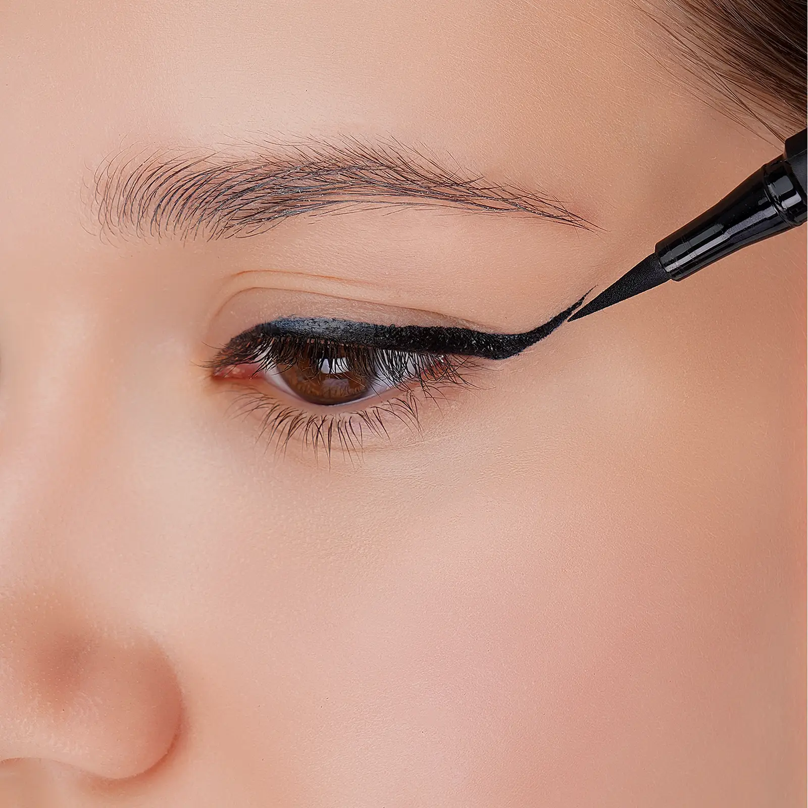 Подводка-фломастер для глаз Eva Mosaiс Epic Black