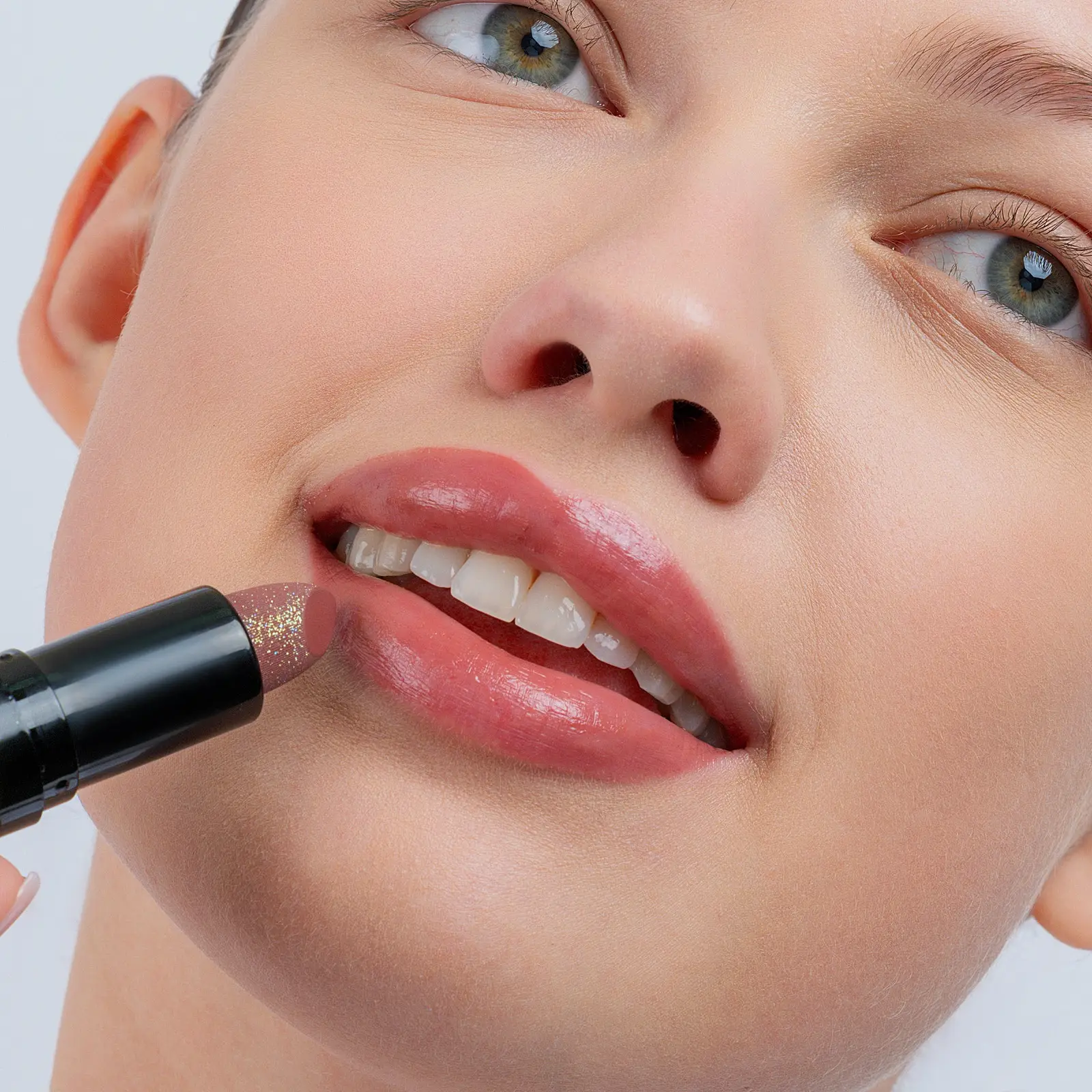 Помада для губ с глиттером GlitterCrime тон 02 Beauty Bomb