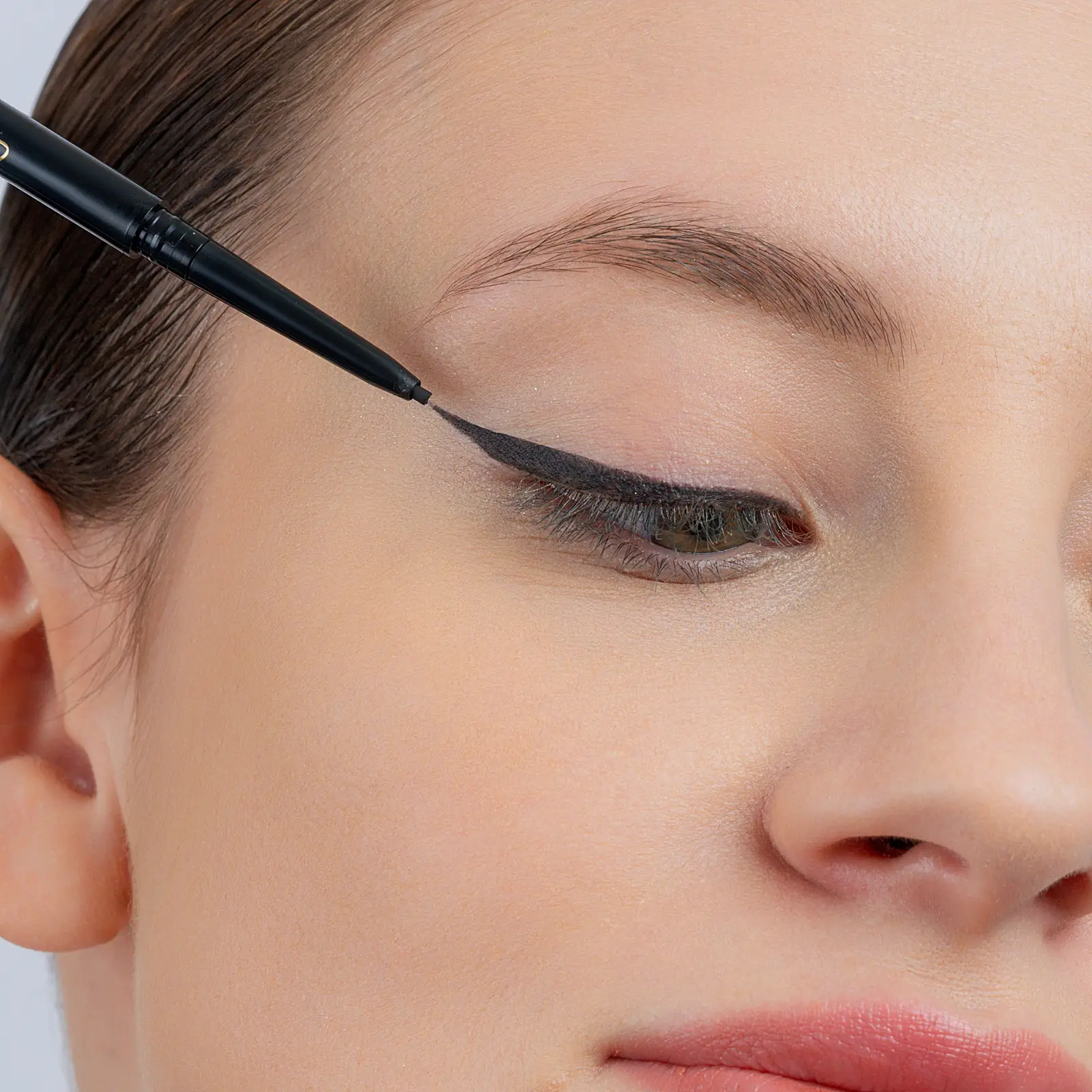 Ультратонкий карандаш для глаз Calligrapher тон 01 Vivienne Sabo