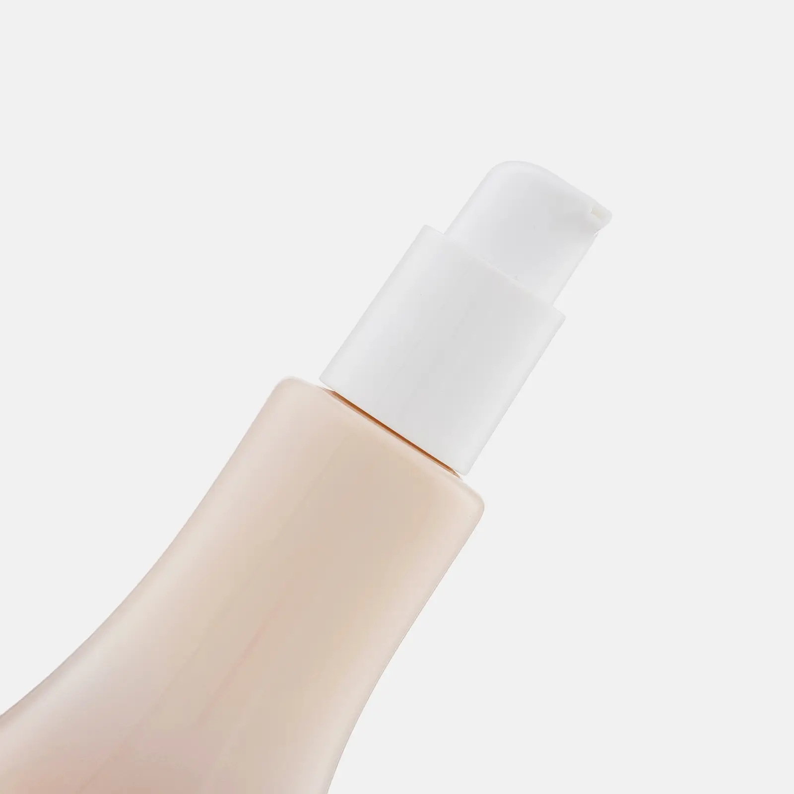 Увлажняющие тональное средство для лица с шёлковым финишем тон 03 Vivienne Sabo Surrealist