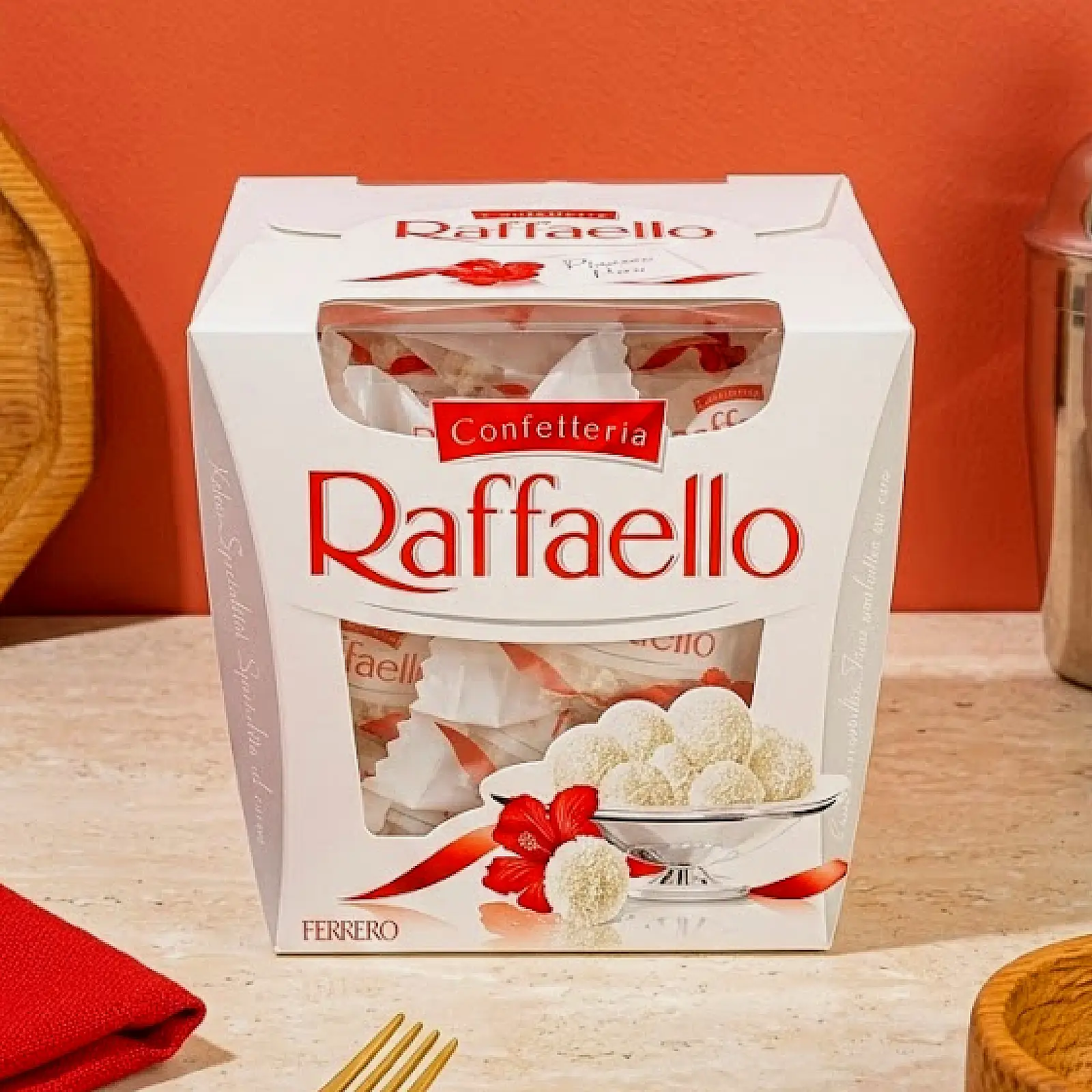 Изображение товара Конфеты Raffaello с цельным миндальным орехом и кокосовой обсыпкой 150г