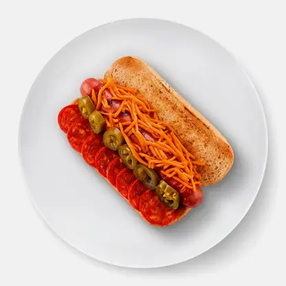 Хот-дог Чили с куриной сосиской на пшеничной булочке