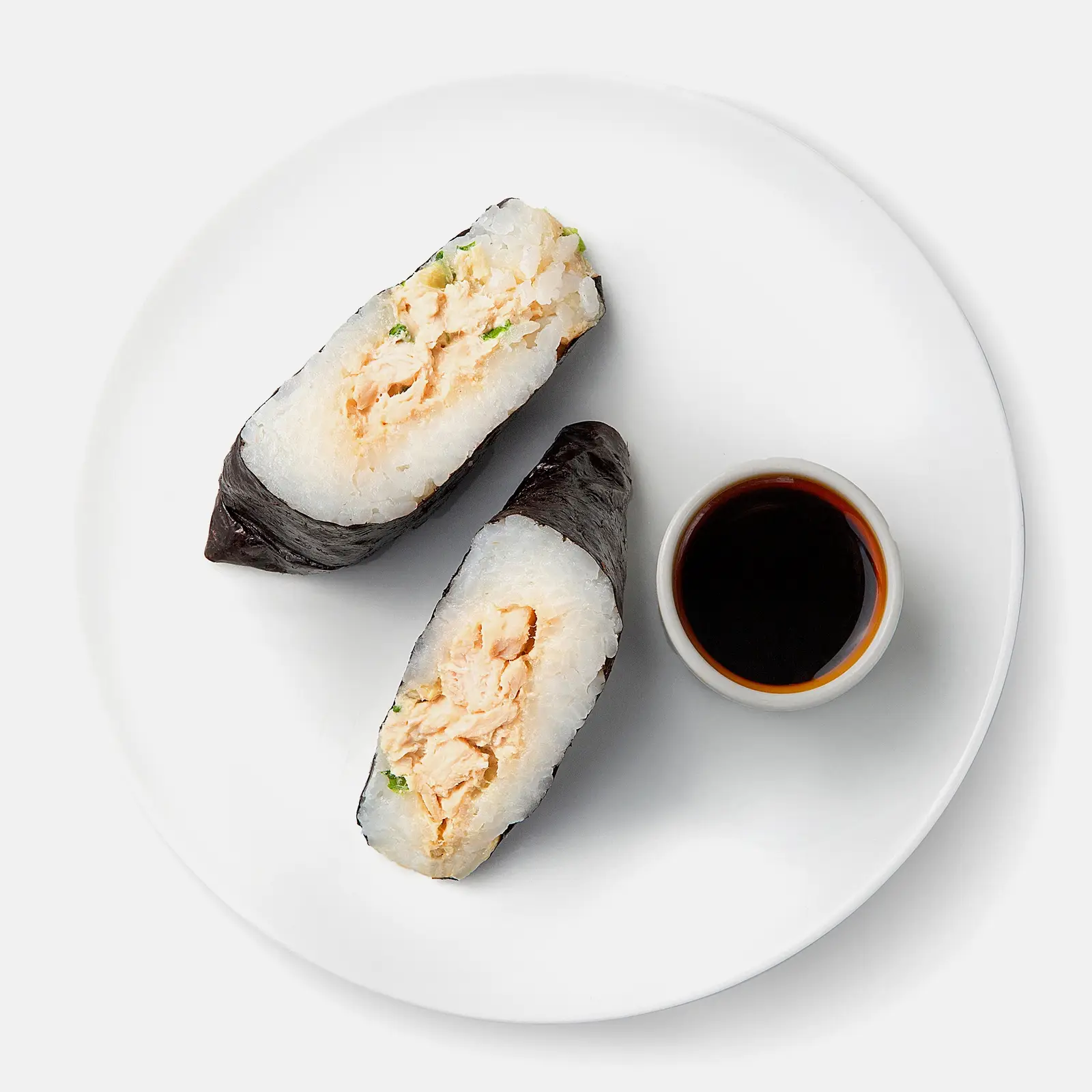 Изображение товара Онигири с курицей и соевым соусом 130г - традиционный японский рисовый закусочный шарик