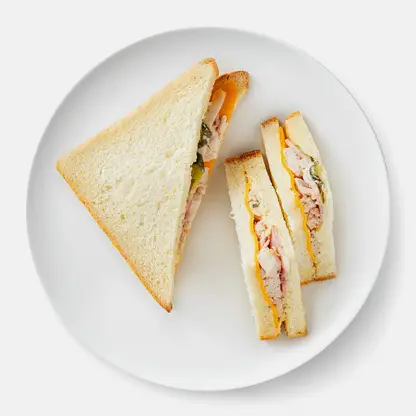 Сэндвич с мясом курицы и беконом