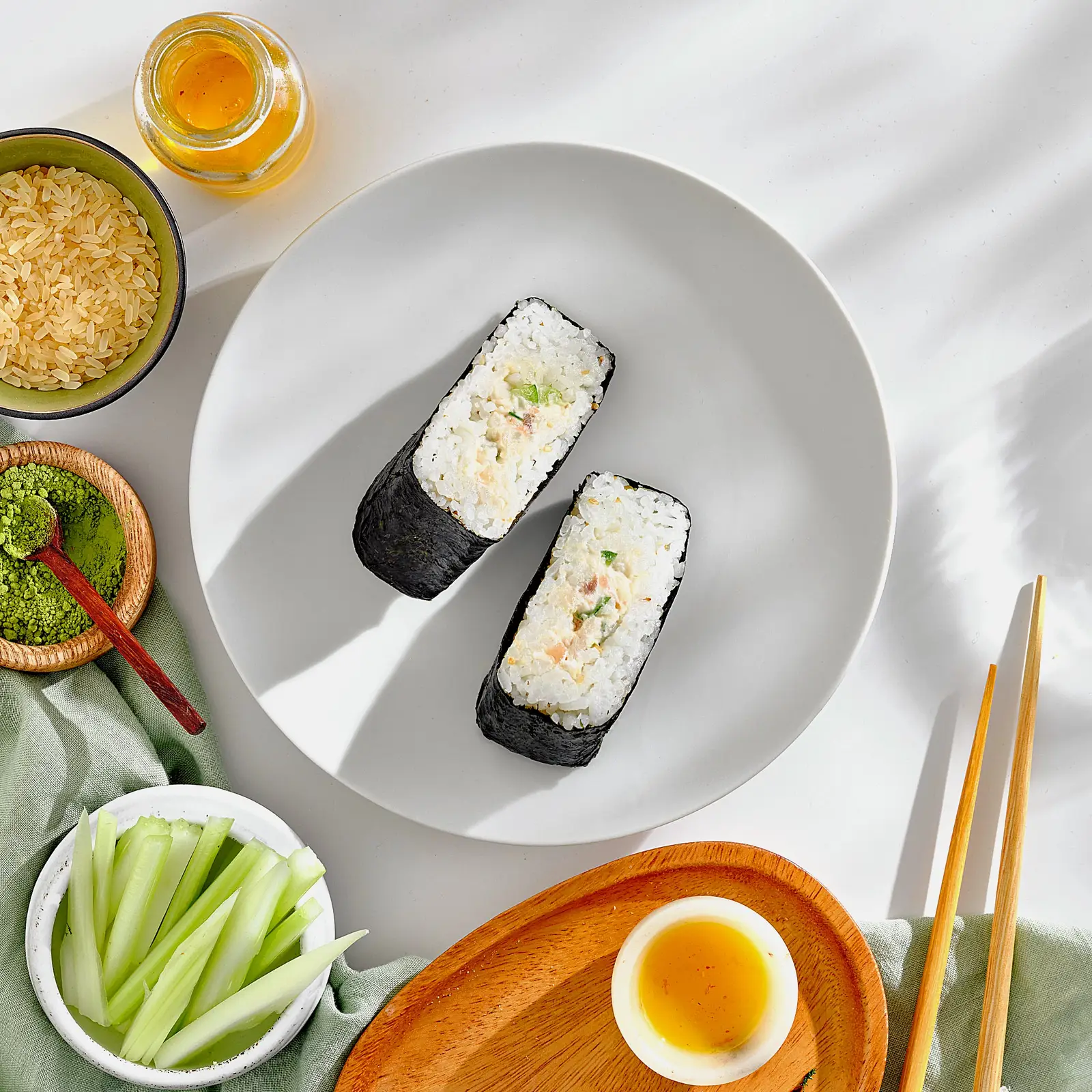 Изображение товара Онигири Филадельфия 120г - японский рисовый конвертик с лососем и сливочным сыром