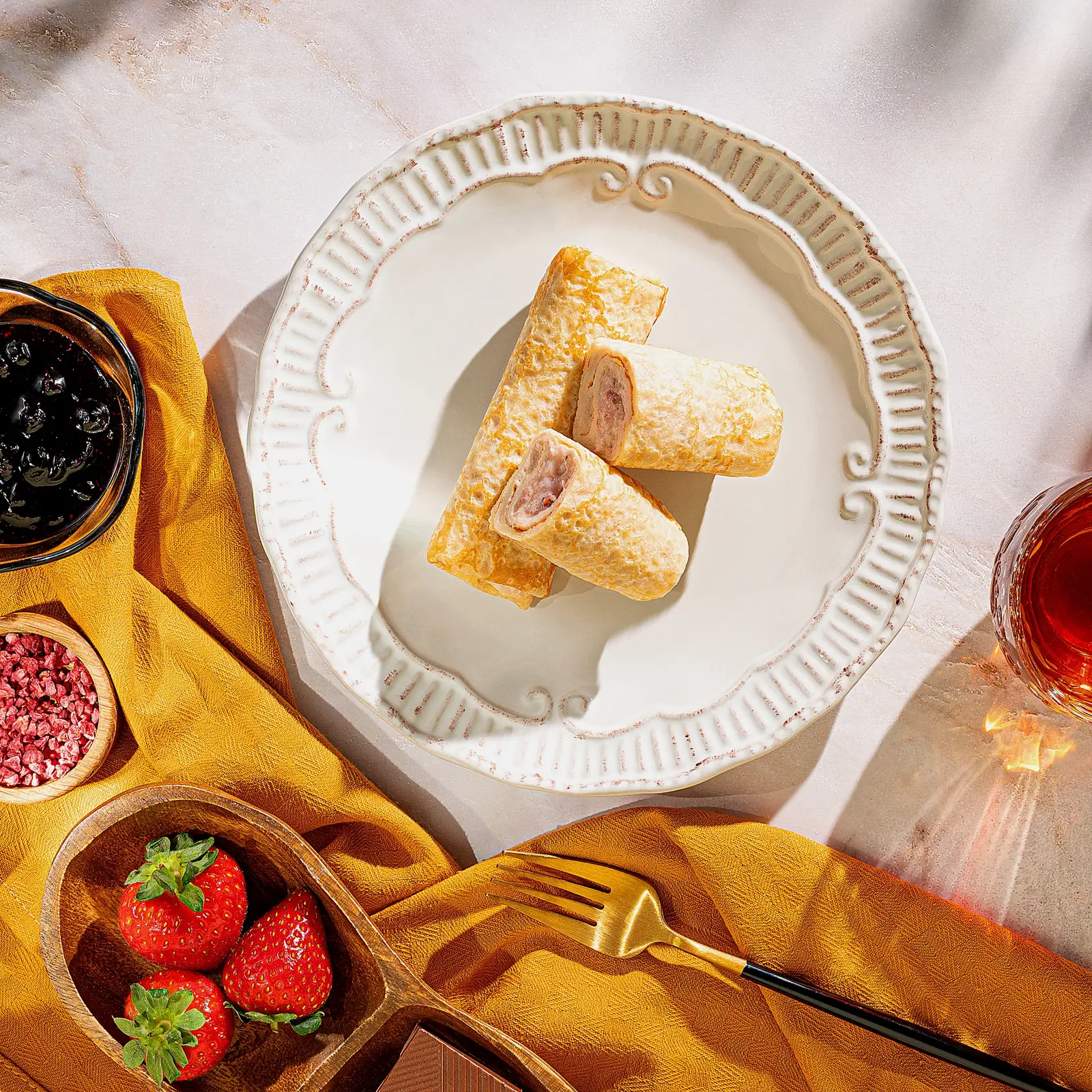 Изображение товара Блины с заварным кремом мягким сыром и клубникой 160г - десертный продукт высокого качества