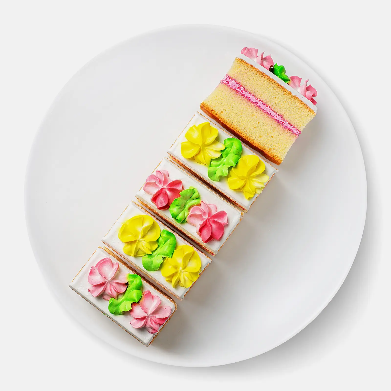 Изображение товара Пирожное Летний букет Соло кармен 375г яркое и нежное сладкое лакомство