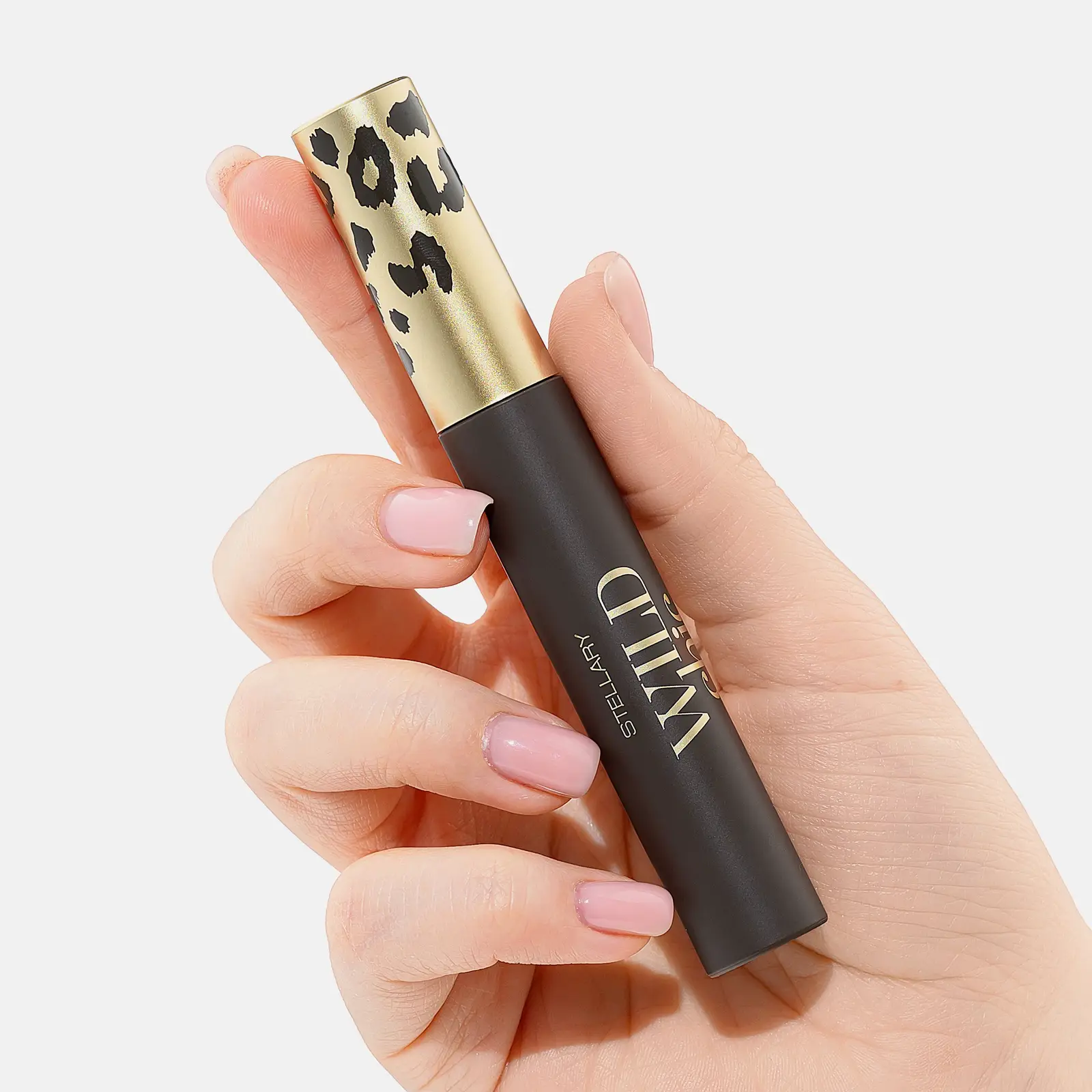 Глянцевая стойкая помада для губ Stellary Wild Chic тон 02 Гранатовый - фото 2 Глянцевая стойкая помада для губ Stellary Wild Chic тон 02 Гранатовый - фото 2
