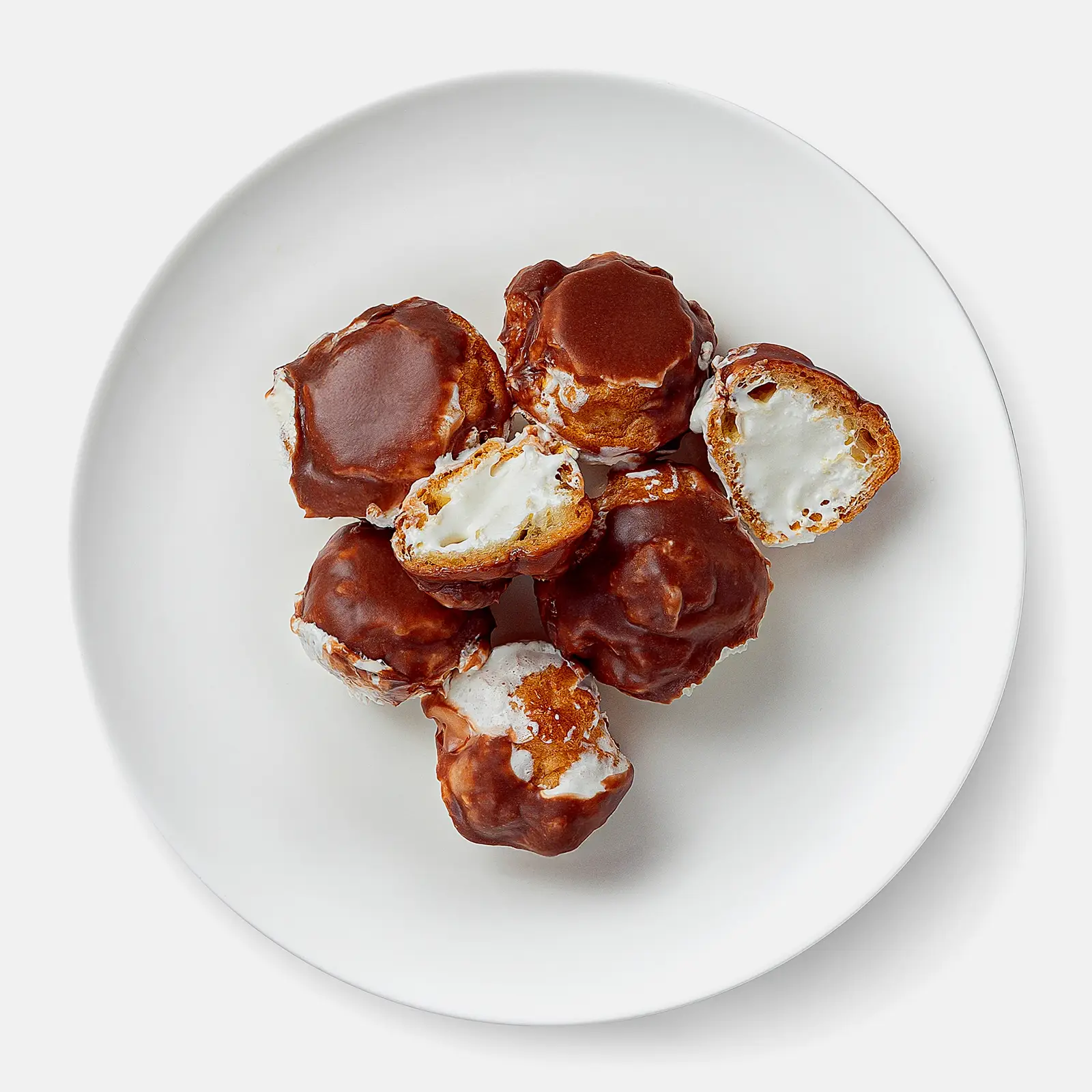 Изображение товара Профитроли шоколадные Фили-Бейкер 150г - мягкое пирожное с шоколадным вкусом