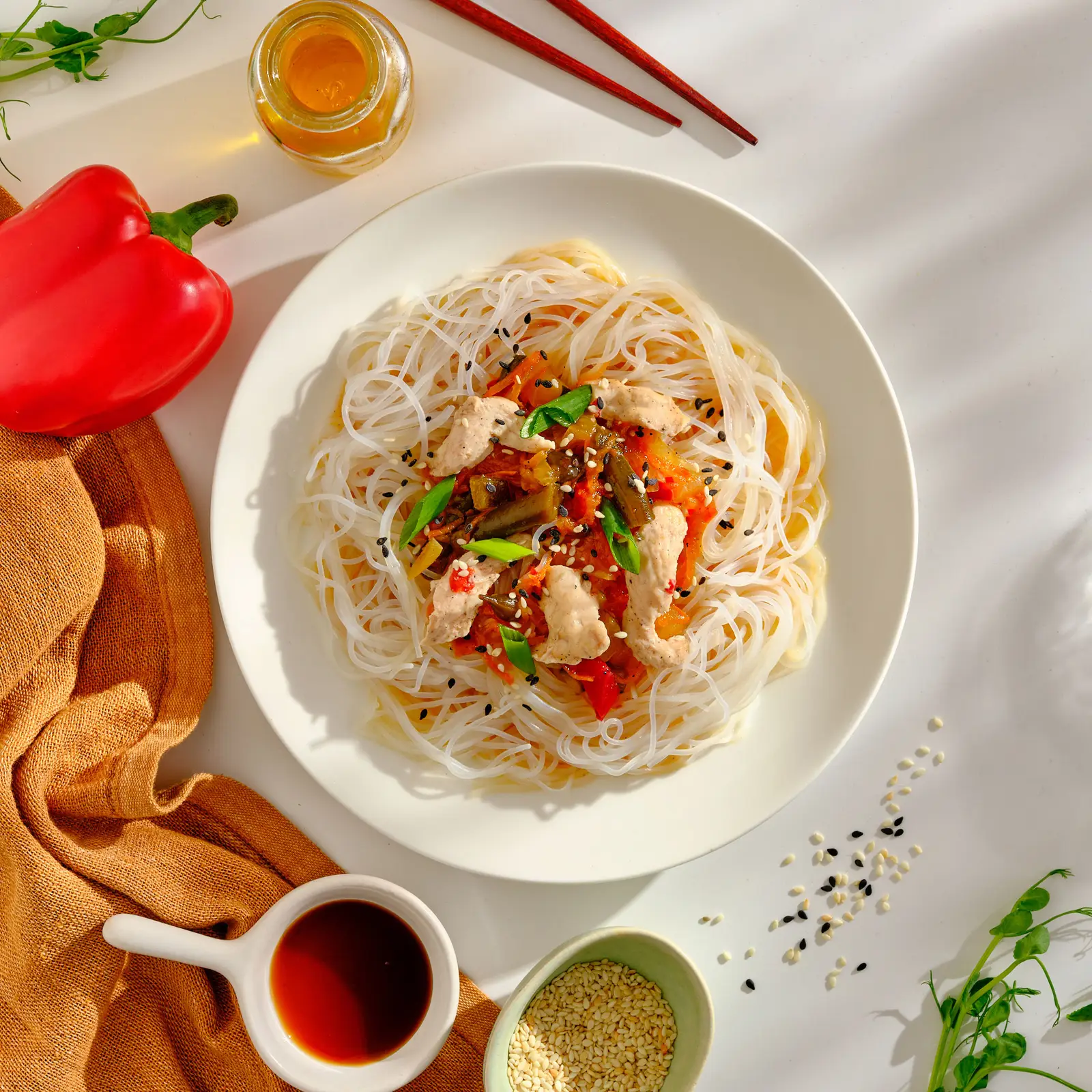 Изображение товара Вок с курицей и овощами М Кухня 300г - готовое блюдо из лапши с курицей и овощами