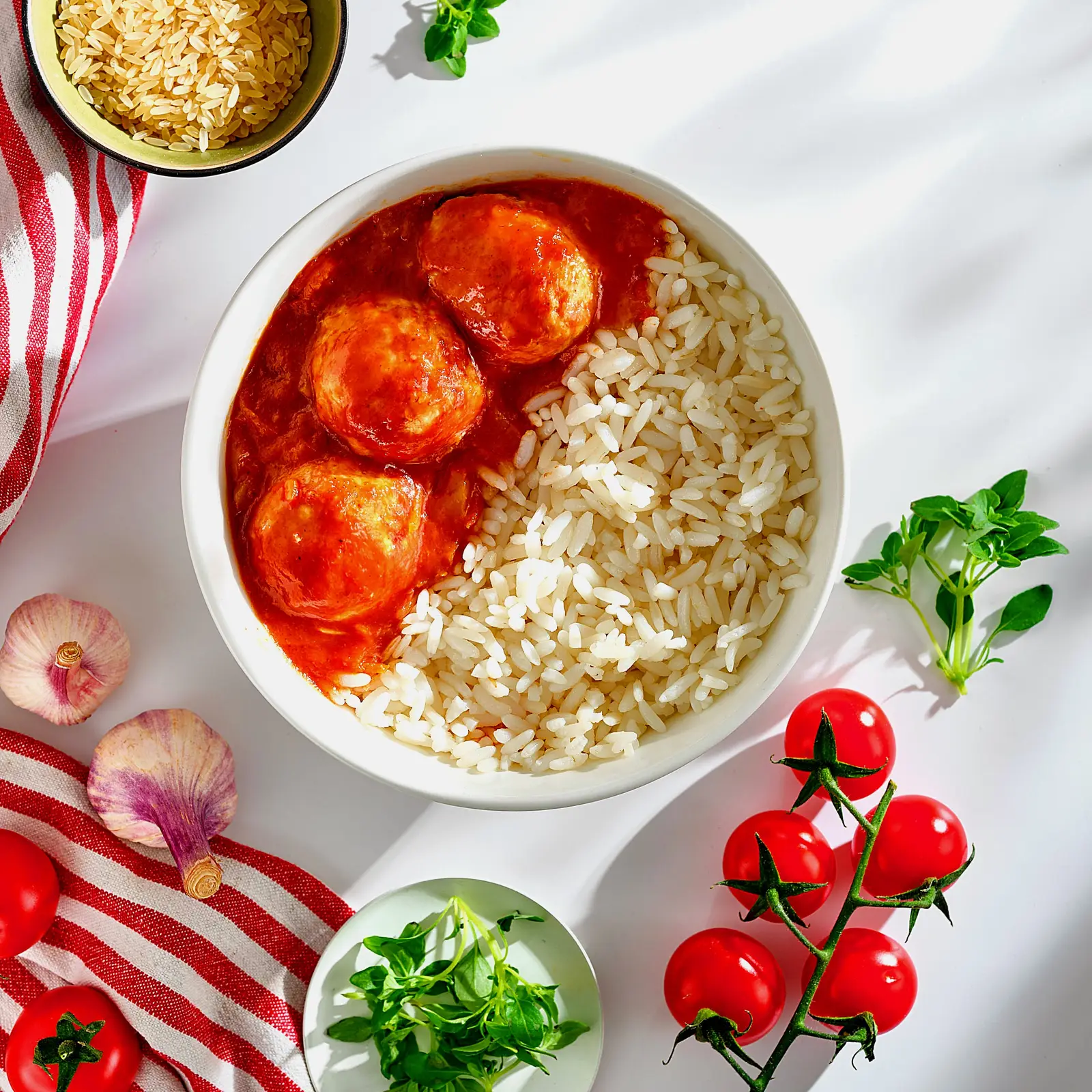 Изображение товара Фрикадельки в томатном соусе с рисом 300 г готовое блюдо Про Вкус