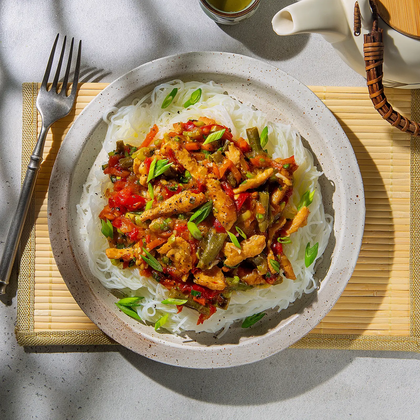 Изображение товара Лапша вок с курицей и овощами М Кухня 300г быстрое готовое блюдо