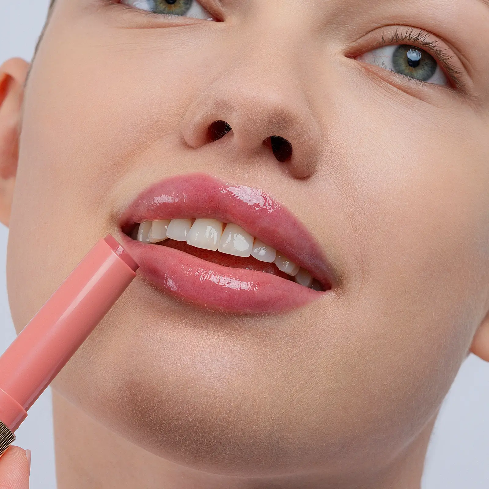 Помада-бальзам для губ La La Laque тон 01 Vivienne Sabo