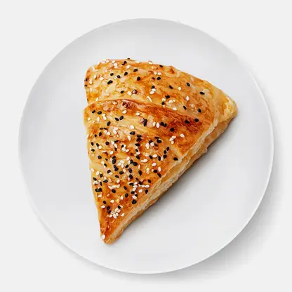 Слойка с начинкой из мяса кур 100г
