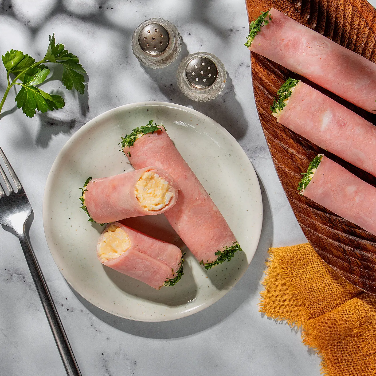 Изображение товара Рулетики из ветчины М Кухня 140 г - мясная закуска с сыром и яйцом