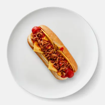 Хот-дог Сырный со свиной сосиской на пшеничной булочке
